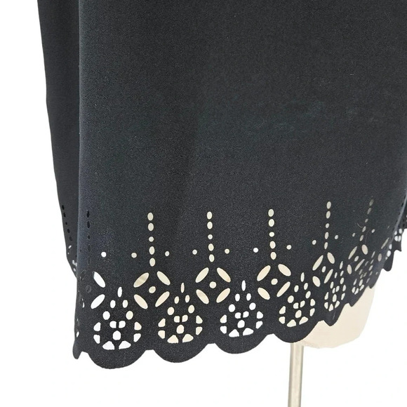 Banana Republic Tank Top Black Sleeveless Laser Cut Hem Button Back Shirt Blouse - Picture 3 of 7